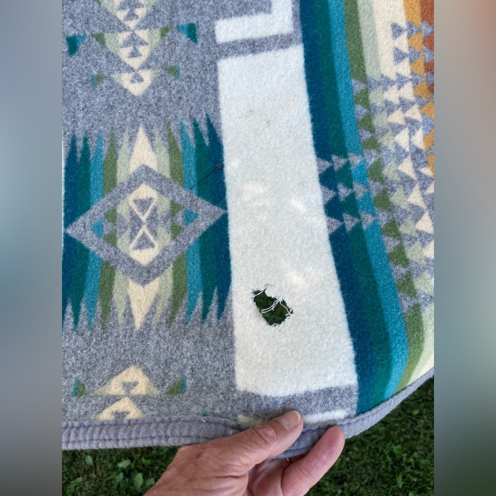 Pendleton wool blend blanket-small flaw - Picture 10 of 10
